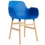 Form Armchair stoel met eiken onderstel felblauw