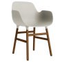 Form Armchair stoel met walnoten onderstel licht grijs