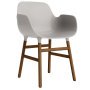 Form Armchair stoel met walnoten onderstel warm grijs