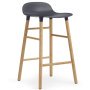 Form Barstool barkruk 65cm met eiken onderstel blauw