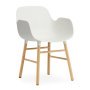 Form Armchair stoel met eiken onderstel wit