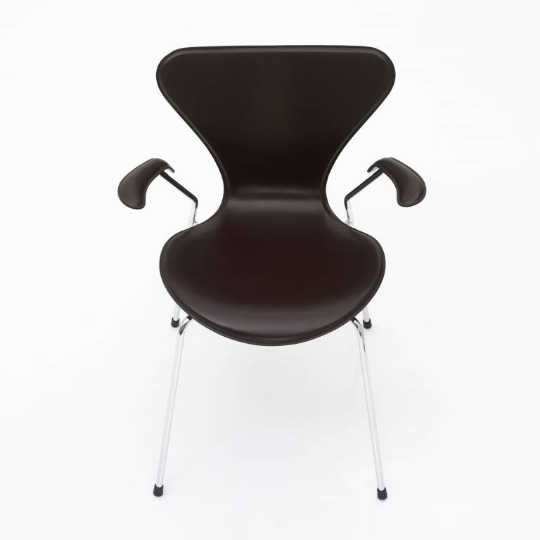 Fritz Hansen Vlinderstoel Series 7 stoel met armleuningen gelakt, zwart |  Flinders