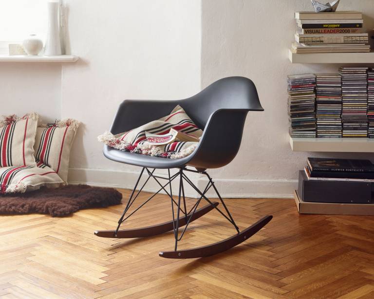 Vitra Eames RAR schommelstoel met donker onderstel wit | Flinders